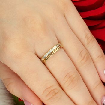 Złoty pierścionek damski z cyrkoniami – motyw grecki, elegancki cyrkonie.jpg